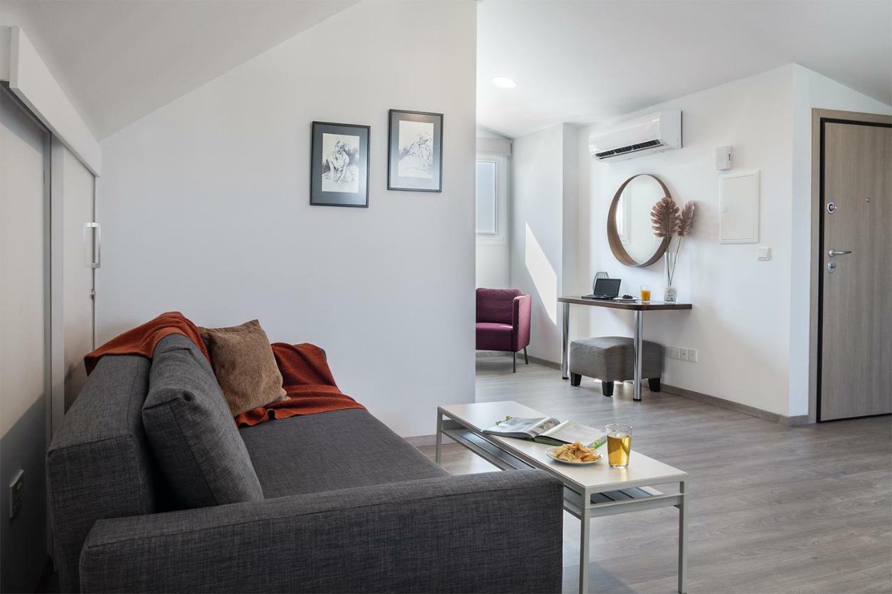 Silver Apartment - Loft ลิมาซอล ภายนอก รูปภาพ