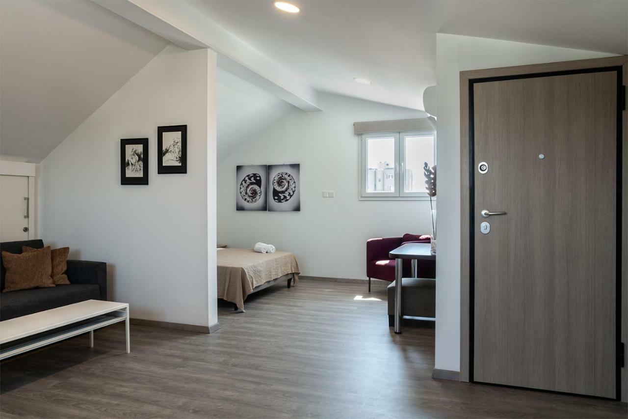 Silver Apartment - Loft ลิมาซอล ภายนอก รูปภาพ